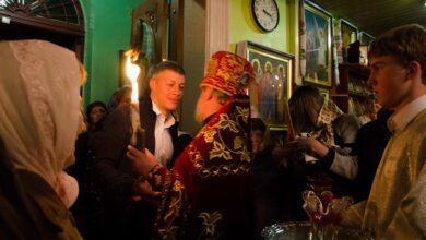 Благодатный огонь в храмы Корабельного района традиционно доставил Артем Ильюк | Корабелов.ИНФО image 2