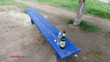 «Нам не сложно», - полицейские убрали бутылки за парнями, распивающими спиртное на детской площадке (ВИДЕО) | Корабелов.ИНФО image 1