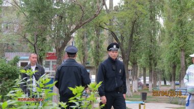 «Нам не сложно», - полицейские убрали бутылки за парнями, распивающими спиртное на детской площадке (ВИДЕО) | Корабелов.ИНФО image 2