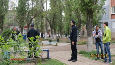 «Нам не сложно», - полицейские убрали бутылки за парнями, распивающими спиртное на детской площадке (ВИДЕО) | Корабелов.ИНФО image 3
