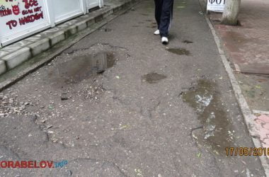 "Приходится балансировать между ямами, чтоб ноги не поломать", - жители Корабельного о тротуаре вдоль проспекта | Корабелов.ИНФО image 1