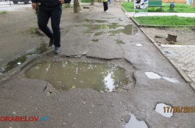 "Приходится балансировать между ямами, чтоб ноги не поломать", - жители Корабельного о тротуаре вдоль проспекта | Корабелов.ИНФО image 3