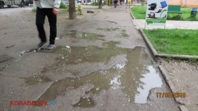 "Приходится балансировать между ямами, чтоб ноги не поломать", - жители Корабельного о тротуаре вдоль проспекта | Корабелов.ИНФО image 4