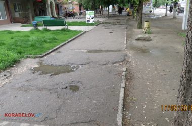 "Приходится балансировать между ямами, чтоб ноги не поломать", - жители Корабельного о тротуаре вдоль проспекта | Корабелов.ИНФО image 8