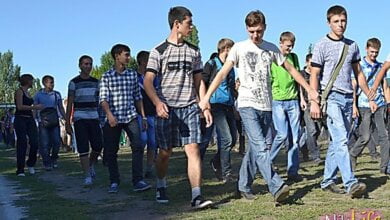 Как при «регионалах»: в Николаеве сгоняют студентов убирать парк «Победа» к приезду Порошенко | Корабелов.ИНФО