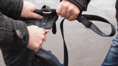 На улицах Корабельного: с шеи ограбленной женщины сорвали цепочку, а у мужчины отобрали сумку с "крупной" суммой денег | Корабелов.ИНФО