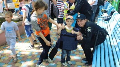 Як патрульні міста Миколаєва привітали дітей зі святом | Корабелов.ИНФО image 1