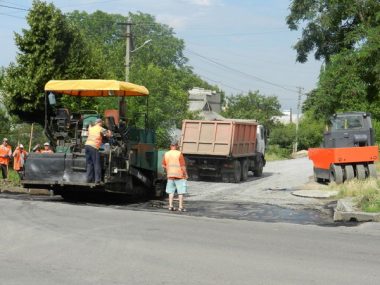 По улице Антонюка (бывшей ул. Жукова) укладывают асфальт | Корабелов.ИНФО image 2