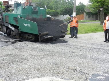 По улице Антонюка (бывшей ул. Жукова) укладывают асфальт | Корабелов.ИНФО image 7
