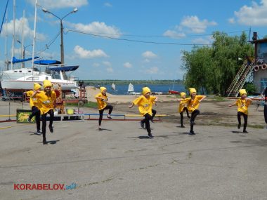 Разливали "пойло", наказали тренеров... Нептун заглянул в яхт-клуб Корабельного района (ВИДЕО) | Корабелов.ИНФО image 1