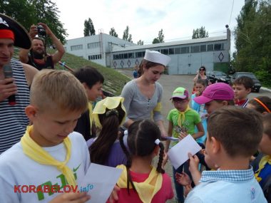 "Давай дружить!" Сотрудники ведущих предприятий в Корабельном устроили своим детям "пиратский квест" (ВИДЕО) | Корабелов.ИНФО image 1