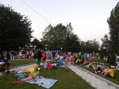 Сезон открыт: в Корабельном состоялся показ фильма под открытым небом (ВИДЕО) | Корабелов.ИНФО image 49
