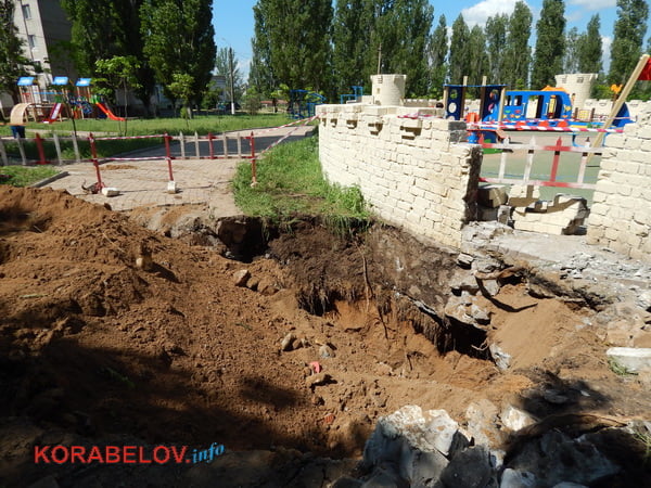 Из-за прорвавшей водопроводной трубы пришлось разрушить одну из башен «Сказки» в Корабельном районе (видео) | Корабелов.ИНФО image 6