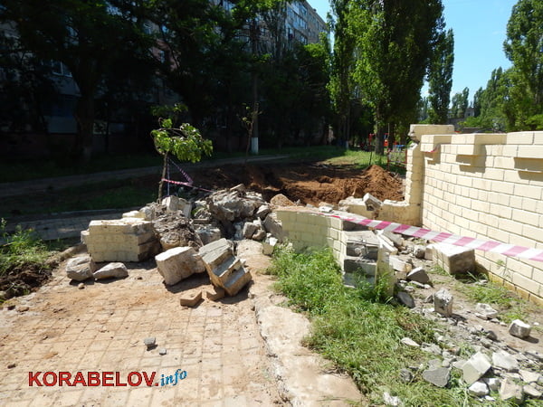 Из-за прорвавшей водопроводной трубы пришлось разрушить одну из башен «Сказки» в Корабельном районе (видео) | Корабелов.ИНФО image 4