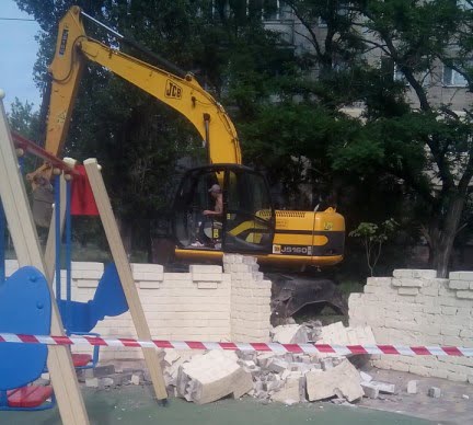 Из-за прорвавшей водопроводной трубы пришлось разрушить одну из башен «Сказки» в Корабельном районе (видео) | Корабелов.ИНФО image 11