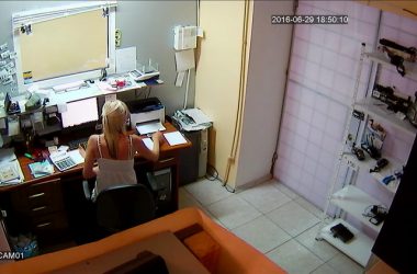 "Смотрите на них". Фото фигурантов кражи в одном из ломбардов Корабельного района | Корабелов.ИНФО image 1