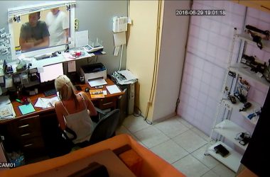 "Смотрите на них". Фото фигурантов кражи в одном из ломбардов Корабельного района | Корабелов.ИНФО image 2
