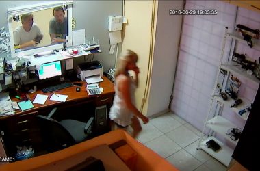 "Смотрите на них". Фото фигурантов кражи в одном из ломбардов Корабельного района | Корабелов.ИНФО image 10