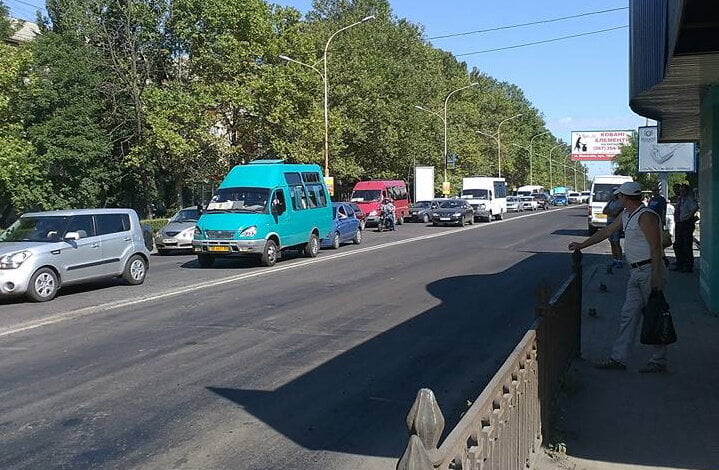 "Какой невероятно умный человек это придумал?" В результате укладки асфальта "в рабочую перевозку" образовались огромные пробки на пр. Богоявленском | Корабелов.ИНФО image 2