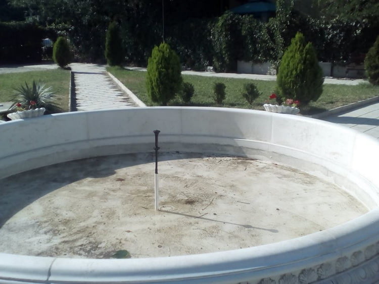 неработающий фонтан