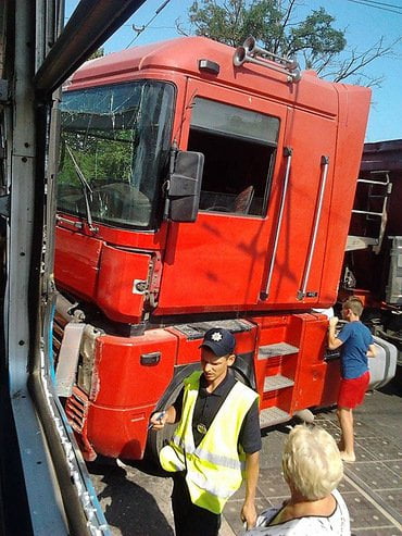 В центре Николаева "фура" въехала в трамвай – две женщины госпитализированы | Корабелов.ИНФО image 4