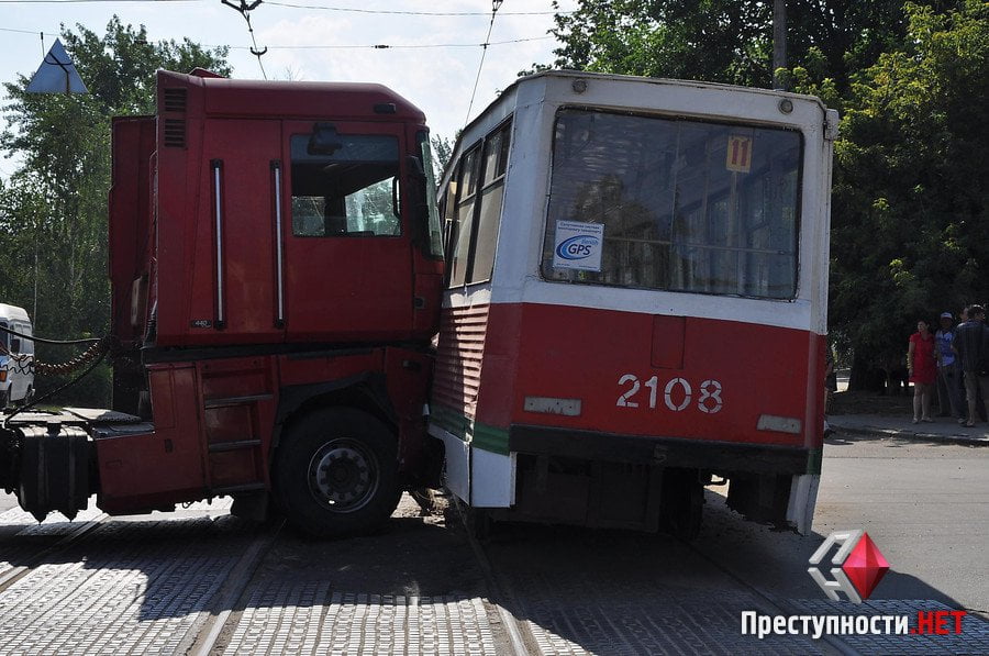 В центре Николаева "фура" въехала в трамвай – две женщины госпитализированы | Корабелов.ИНФО image 7