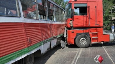 В центре Николаева "фура" въехала в трамвай – две женщины госпитализированы | Корабелов.ИНФО image 1