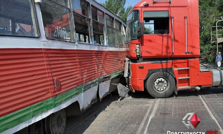В центре Николаева "фура" въехала в трамвай – две женщины госпитализированы | Корабелов.ИНФО image 1