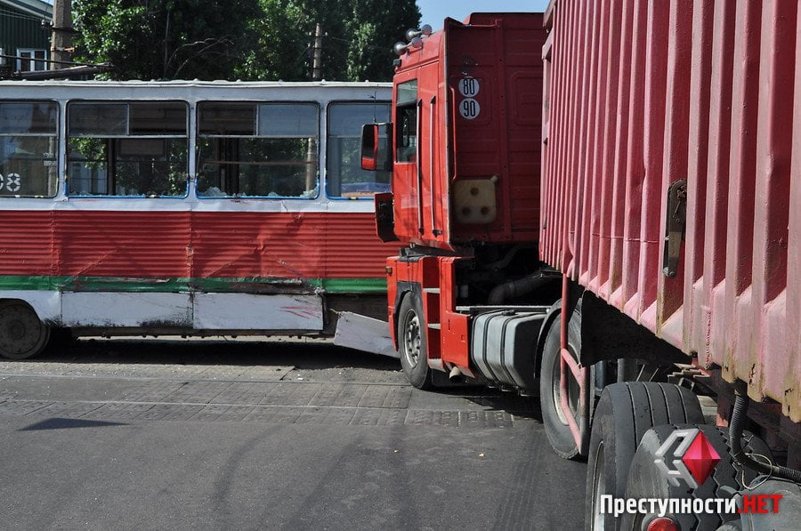 В центре Николаева "фура" въехала в трамвай – две женщины госпитализированы | Корабелов.ИНФО image 10