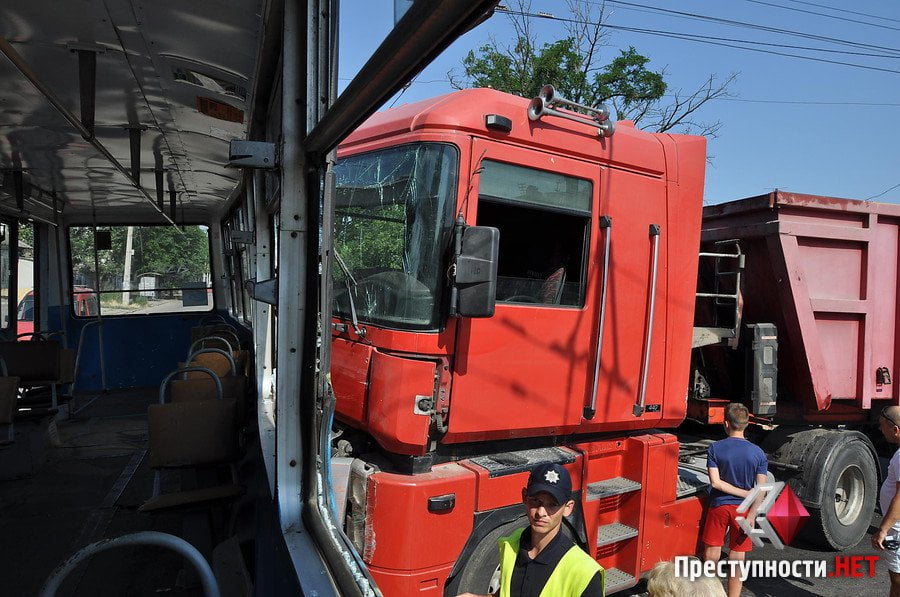 В центре Николаева "фура" въехала в трамвай – две женщины госпитализированы | Корабелов.ИНФО image 11