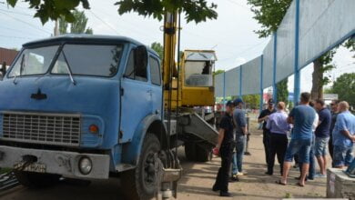 В Николаеве пикетировали демонтаж незаконных бордов:  кран ударил человека | Корабелов.ИНФО