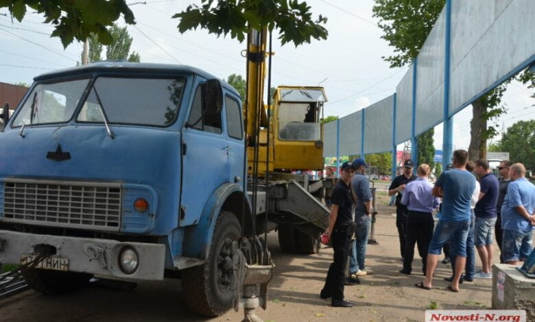 В Николаеве пикетировали демонтаж незаконных бордов:  кран ударил человека | Корабелов.ИНФО