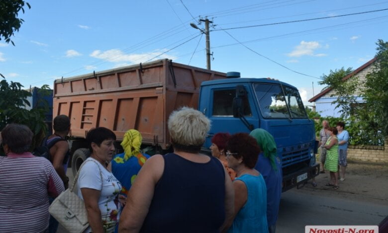 В Лиманах жители перекрыли дорогу, требуя убрать большегрузный транспорт  (видео) | Корабелов.ИНФО