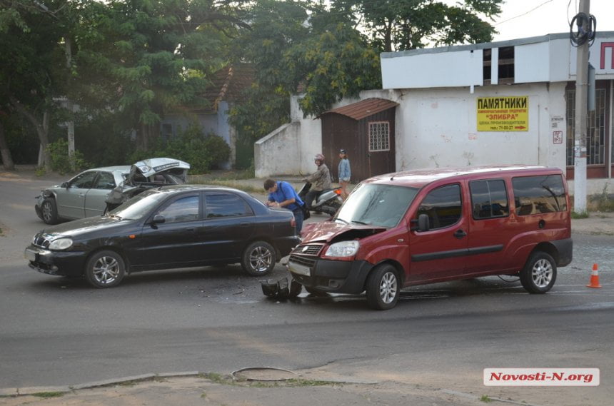 В Корабельном столкнулись «Фиат», «Мазда» и «Ланос» — пострадала девушка-водитель | Корабелов.ИНФО image 4