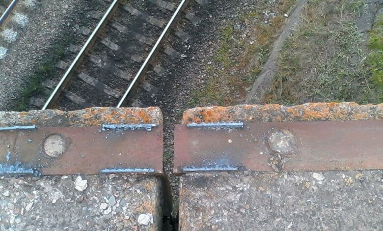 В Витовском районе неизвестные с помощью сварочного аппарата на путепроводе срезали 25 м металлического ограждения | Корабелов.ИНФО image 1