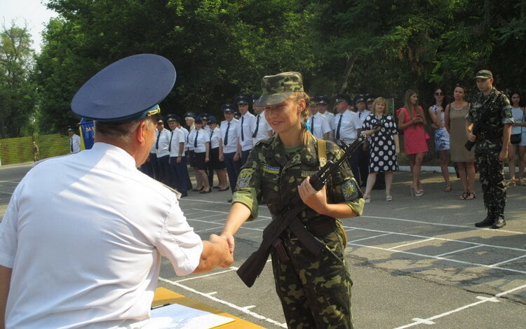 В Николаеве присягнули на верность Родине будущие офицеры запаса, учившиеся летать на базе аэродрома в Кульбакино | Корабелов.ИНФО image 4