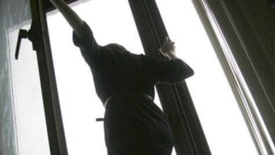 С 5-го этажа дома в Корабельном районе выбросилась молодая женщина. Вывести из комы ее не удалось | Корабелов.ИНФО