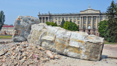 Дождались: коммунальщики повалили бетонную глыбу на Соборной площади | Корабелов.ИНФО