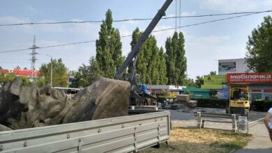 В Николаеве снесли бюст революционеру-большевику в сквере возле автовокзала | Корабелов.ИНФО