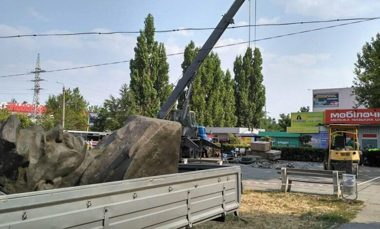 В Николаеве снесли бюст революционеру-большевику в сквере возле автовокзала | Корабелов.ИНФО