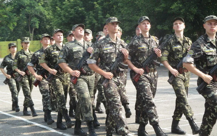 В Николаеве присягнули на верность Родине будущие офицеры запаса, учившиеся летать на базе аэродрома в Кульбакино | Корабелов.ИНФО image 9