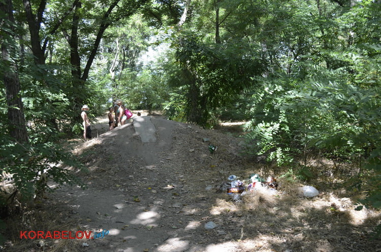 «Ой, це менталітет такий». Відпочиваючі на пляжі в Корабельному повільно перетворюють його на сміттєзвалище (ВІДЕО) | Корабелов.ИНФО image 17