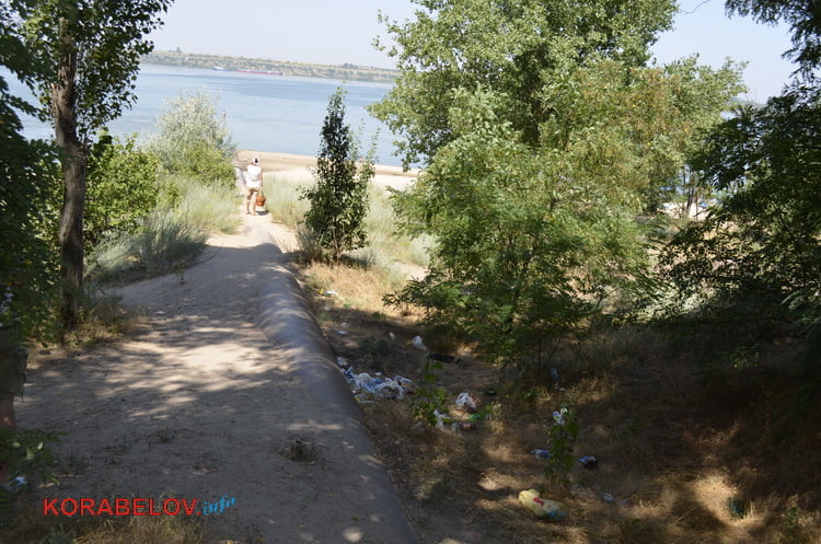 «Ой, це менталітет такий». Відпочиваючі на пляжі в Корабельному повільно перетворюють його на сміттєзвалище (ВІДЕО) | Корабелов.ИНФО image 15