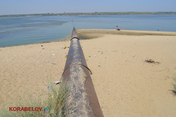 «Ой, це менталітет такий». Відпочиваючі на пляжі в Корабельному повільно перетворюють його на сміттєзвалище (ВІДЕО) | Корабелов.ИНФО image 13