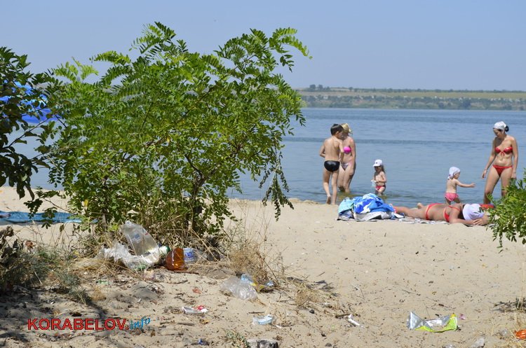 «Ой, це менталітет такий». Відпочиваючі на пляжі в Корабельному повільно перетворюють його на сміттєзвалище (ВІДЕО) | Корабелов.ИНФО image 11