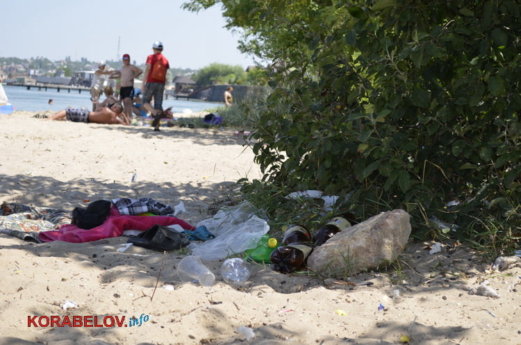 «Ой, це менталітет такий». Відпочиваючі на пляжі в Корабельному повільно перетворюють його на сміттєзвалище (ВІДЕО) | Корабелов.ИНФО image 10
