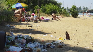 «Ой, це менталітет такий». Відпочиваючі на пляжі в Корабельному повільно перетворюють його на сміттєзвалище (ВІДЕО) | Корабелов.ИНФО image 21