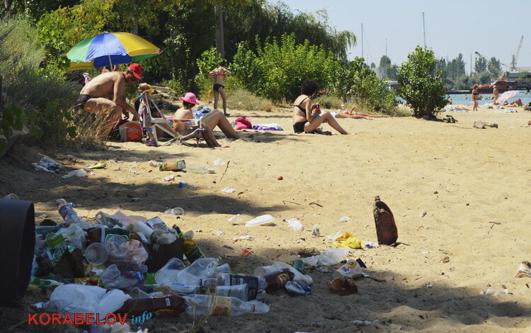 «Ой, це менталітет такий». Відпочиваючі на пляжі в Корабельному повільно перетворюють його на сміттєзвалище (ВІДЕО) | Корабелов.ИНФО image 21