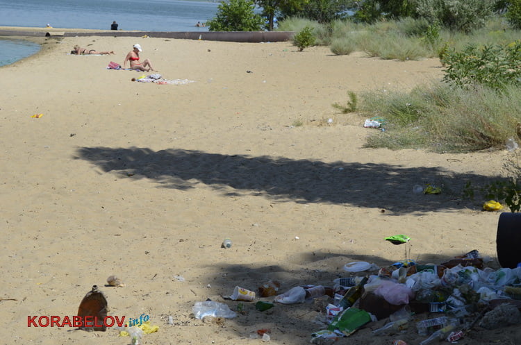 «Ой, це менталітет такий». Відпочиваючі на пляжі в Корабельному повільно перетворюють його на сміттєзвалище (ВІДЕО) | Корабелов.ИНФО image 8
