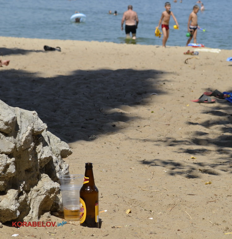«Ой, це менталітет такий». Відпочиваючі на пляжі в Корабельному повільно перетворюють його на сміттєзвалище (ВІДЕО) | Корабелов.ИНФО image 5